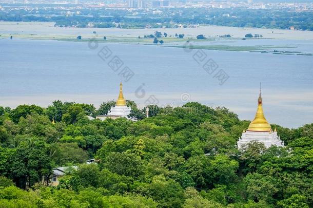 空气的看法关于曼德勒城市和庙,金塔,伊洛瓦