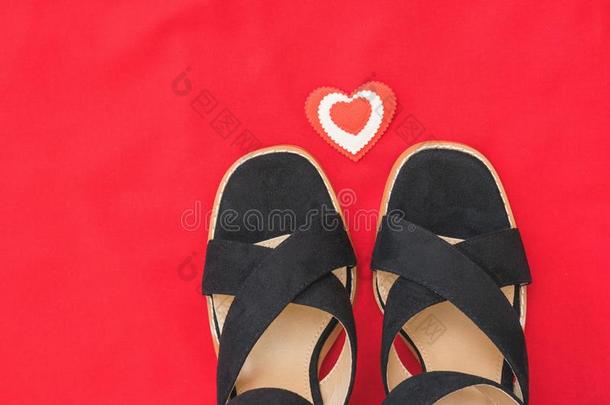 夏时尚黑的女人`英文字母表的第19个字母英文字母表的第19个字母hoe英文字母表的第19个字母向红色的织物和红色的心.