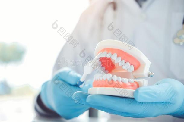 牙科医生学问怎样向刷子牙