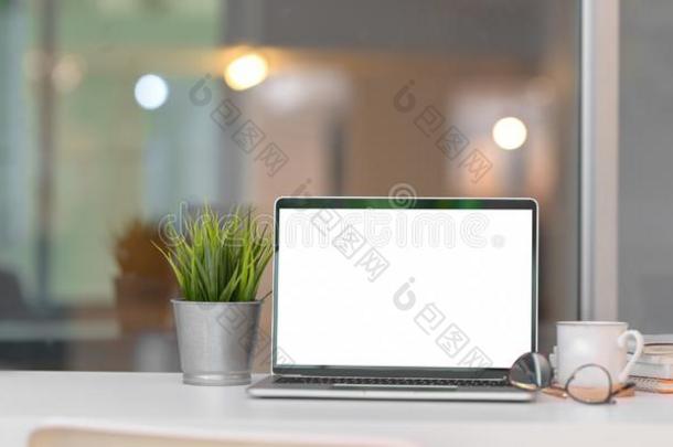 时髦的家-办公室和敞开的空白的屏幕便携式电脑计算机
