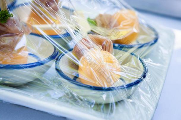 夹鱼子或小鱼的烤面包有包装的和塑料制品包.