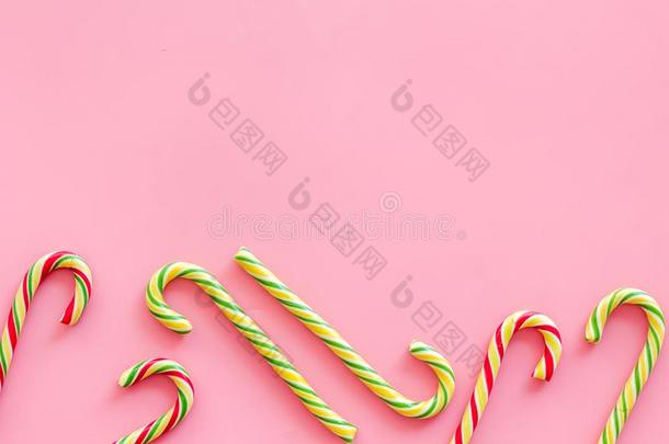 糖果手杖为社交聚会设计向粉红色的背景顶看法copyspac
