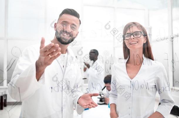 男人和女人采用白色的实验室外套