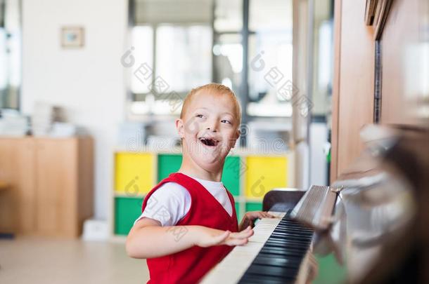 一下-综合征学校男孩一次在学校,演奏钢琴.