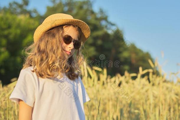 女孩小孩白肤金发碧眼女人采用帽子采用小麦田,夏日落