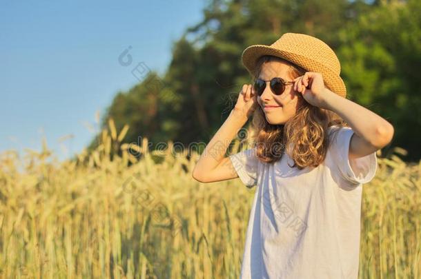 女孩小孩白肤金发碧眼女人采用帽子采用小麦田,夏日落