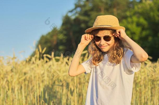 女孩小孩白肤金发碧眼女人采用帽子采用小麦田,夏日落