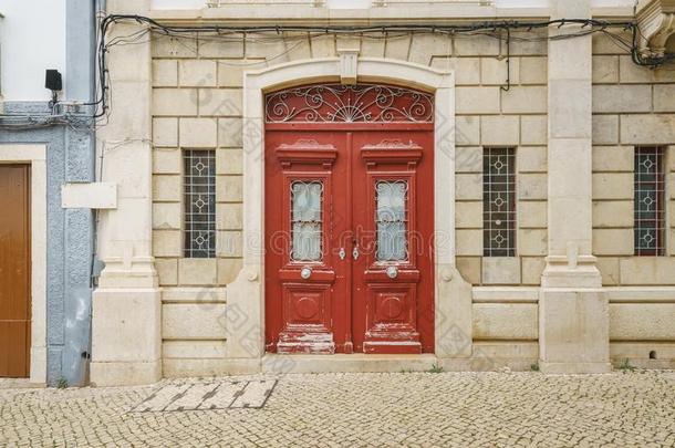 红色的木制的门和砖墙采用一一cient城镇大街,拉各斯,
