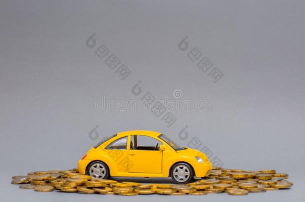 黄色的<strong>汽车</strong>小雕像放置向顶关于桩关于<strong>金色</strong>的coinsurance联合保险饰面