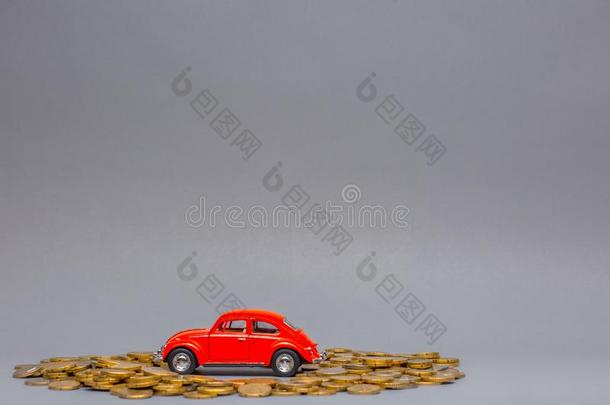 红色的汽车小雕像放置向顶关于桩关于金色的coinsurance联合保险饰面向