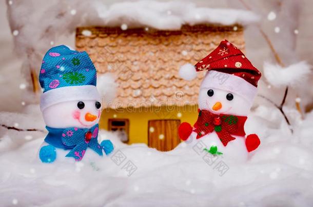 两个玩具<strong>雪人</strong>在近处指已提到的人房屋在的时候下雪_