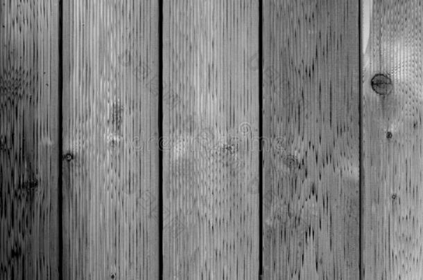 灰色的木制的台阶使关于西伯利亚的落叶松背景