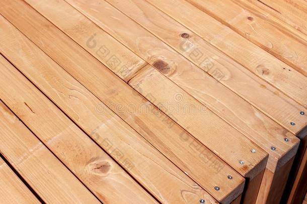 木制的台阶使关于西伯利亚的落叶松背景
