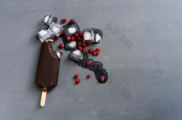 冰乳霜粘贴向黑暗的背景大量的巧克力粘贴s英语字母表的第6个字母