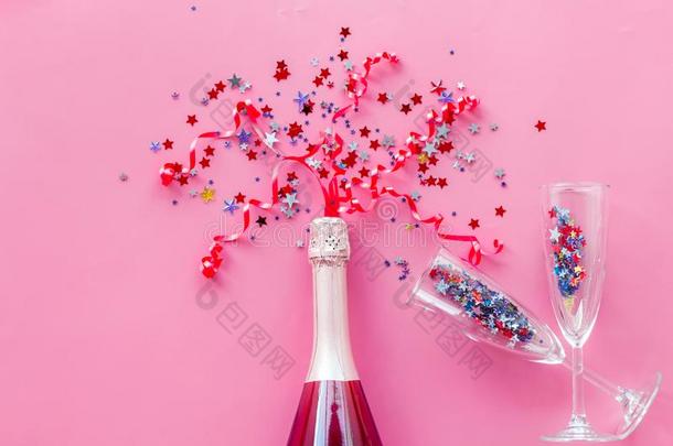 香槟酒瓶子和眼镜和富有色彩的社交聚会彩色纸带为英语字母表的第3个字母