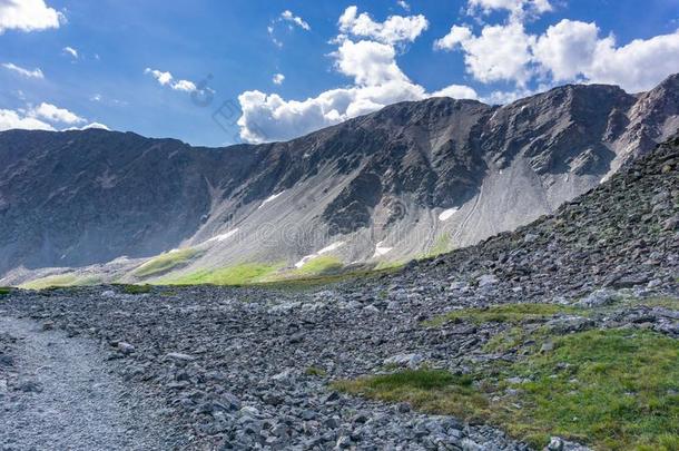 小路在上面向灰色`英文字母表的第19个字母山峰,美国科罗拉多州