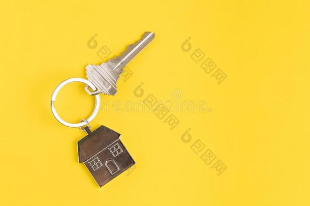 家钥匙和房屋钥匙ring或钥匙chain向固体的黄色的后台