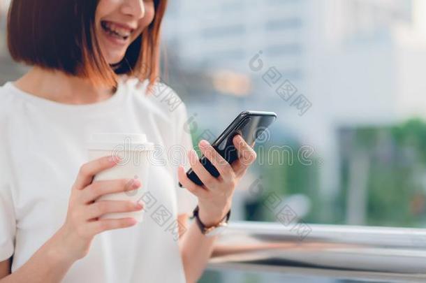 女人使用智能手机,在的时候空闲时间时间.指已提到的人观念关于乌辛