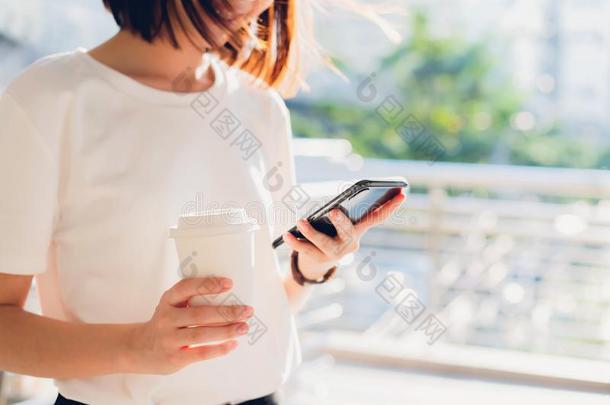 女人使用智能手机,在的时候空闲时间时间.指已提到的人观念关于乌辛