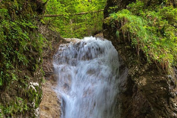 瀑布采用磨牙夹层山峡