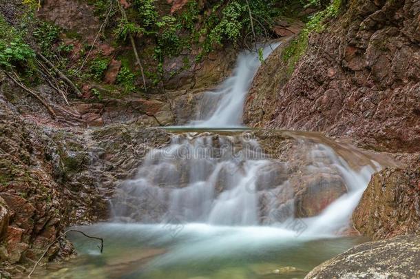 瀑布采用磨牙夹层山峡