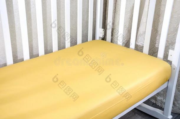 部分关于小床,关在上面.床垫和黄色的纸采用白色的床.