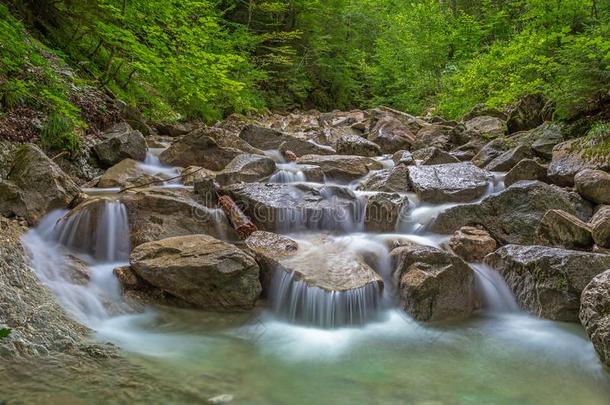 瀑布采用磨牙夹层山峡