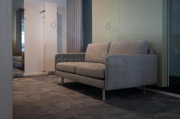 舒适的长沙发椅看台采用一现代的家具办公室