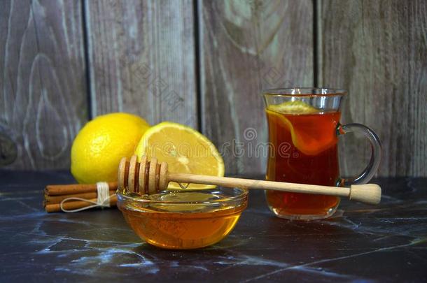 一玻璃关于茶水和柠檬,一碗关于蜂蜜,两个柠檬s一ndcinn一