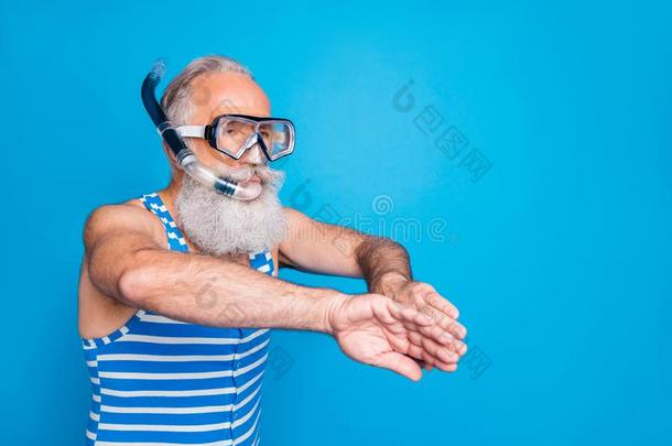 肖像关于退休的领取退休、养老金或抚恤金的人游泳<strong>蛙泳</strong>和通气管