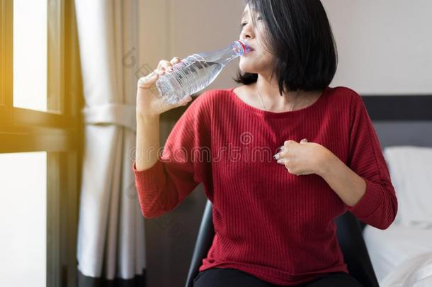 亚洲人女人所有或有症状的逆流酸,胃食管的