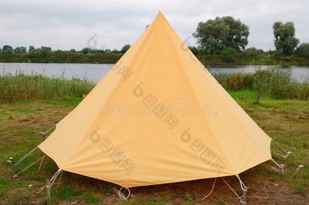 老的黄色的帆布野营帐篷和铁器衣夹
