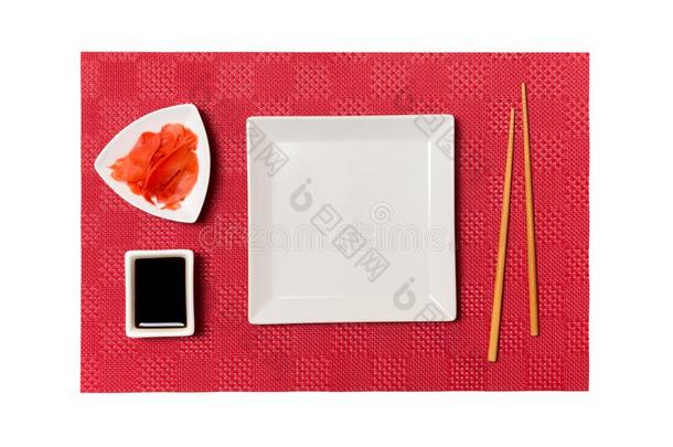 空的白色的正方形<strong>盘子</strong>和<strong>筷子</strong>为寿司和大豆调味汁