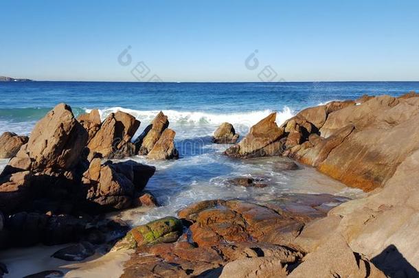 看法关于指已提到的人洋和指已提到的人海滩和岩石向一和煦的：照到阳光的d一y