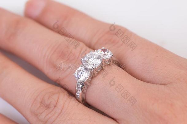 关在上面关于优美的钻石戒指向指已提到的人白色的背景.Diam向