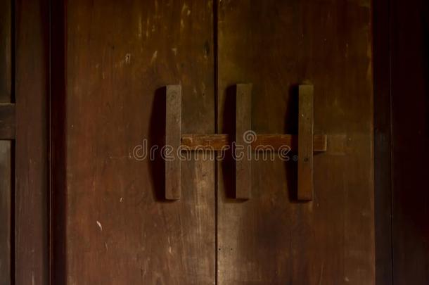 古老的木制的门锁.