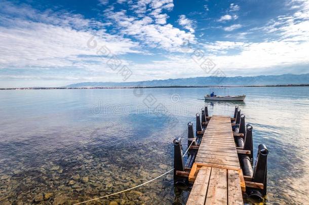 海风景和木制的码头向前景,克罗地亚