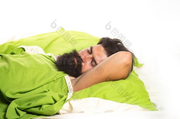 年幼的男人睡眠向床.睡眠平静地平静地.男人睡眠