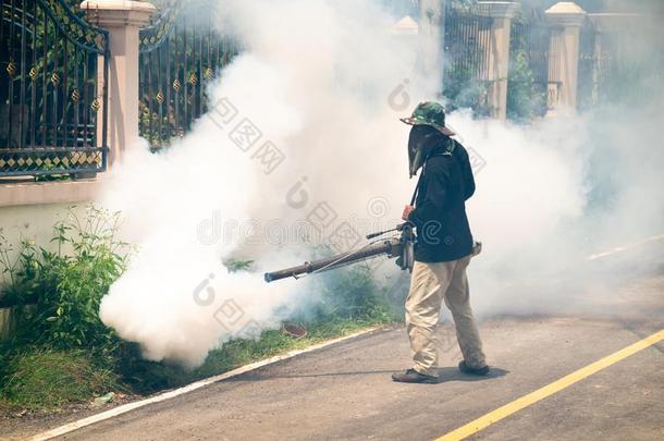 男人使用烟熏蚊子机器为杀死蚊子搬运人