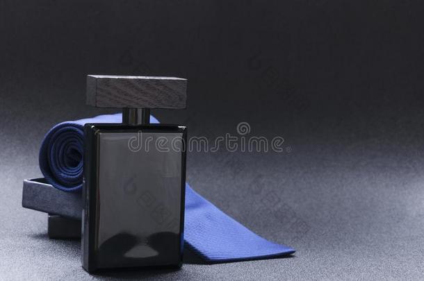 黑的瓶子关于古龙水为人,蓝色关系向指已提到的人黑的后座