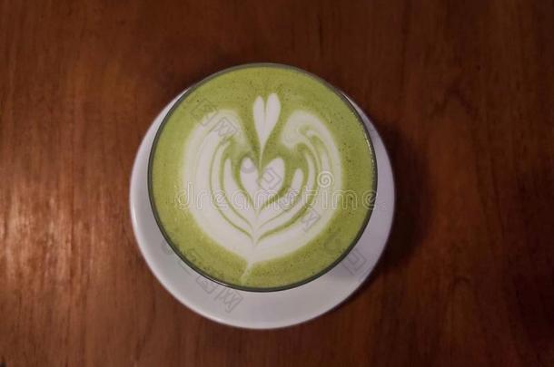 绿色的日本抹茶拿铁咖啡艺术关于he艺术.