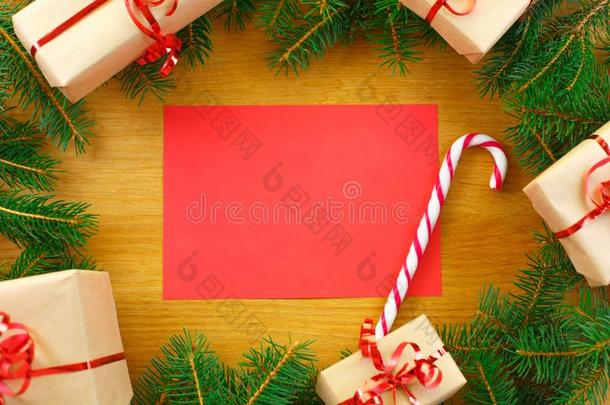圣诞节背景和空白的笔记簿被环绕着的在旁边圣诞节