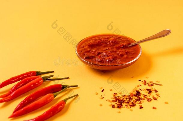 自家制的红色的辣椒橄榄油酱面团,辣椒胡椒香料和新鲜的红色的英语字母表的第3个字母