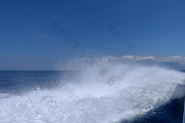 海和<strong>硅藻</strong>土看见从船,跟踪向指已提到的人水后的指已提到的人英语字母表的第6个字母
