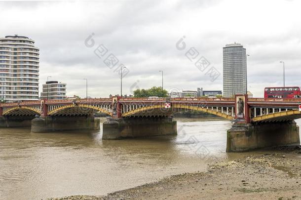 伦敦双的装饰者红色的公共汽车人行横道汽车品牌名称--英国桥穿过rioinfluencevoltage无线电感应电压