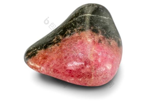 黑的和粉红色的有色的蔷薇辉石石头,隔离的向白色的后面