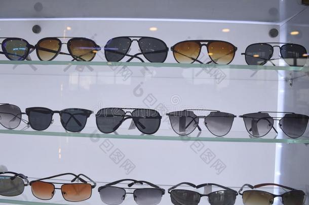 富有色彩的紫外的射线保护太阳眼镜是装饰采用