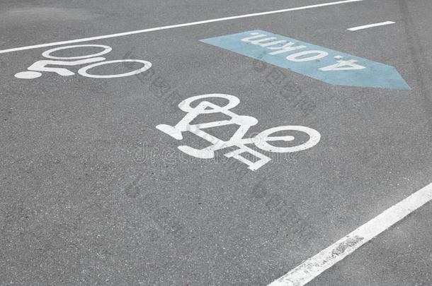 白色的自行车符号向沥青自行车小路向城市公园