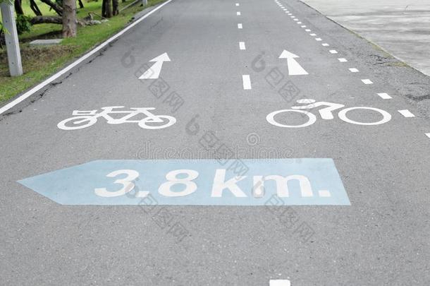 白色的自行车符号向沥青自行车小路向城市公园