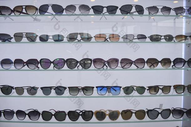 富有色彩的紫外的射线保护太阳眼镜是装饰采用